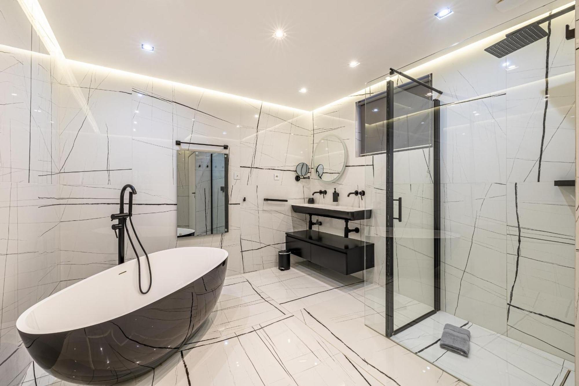 New! De Luxe Centre Villa