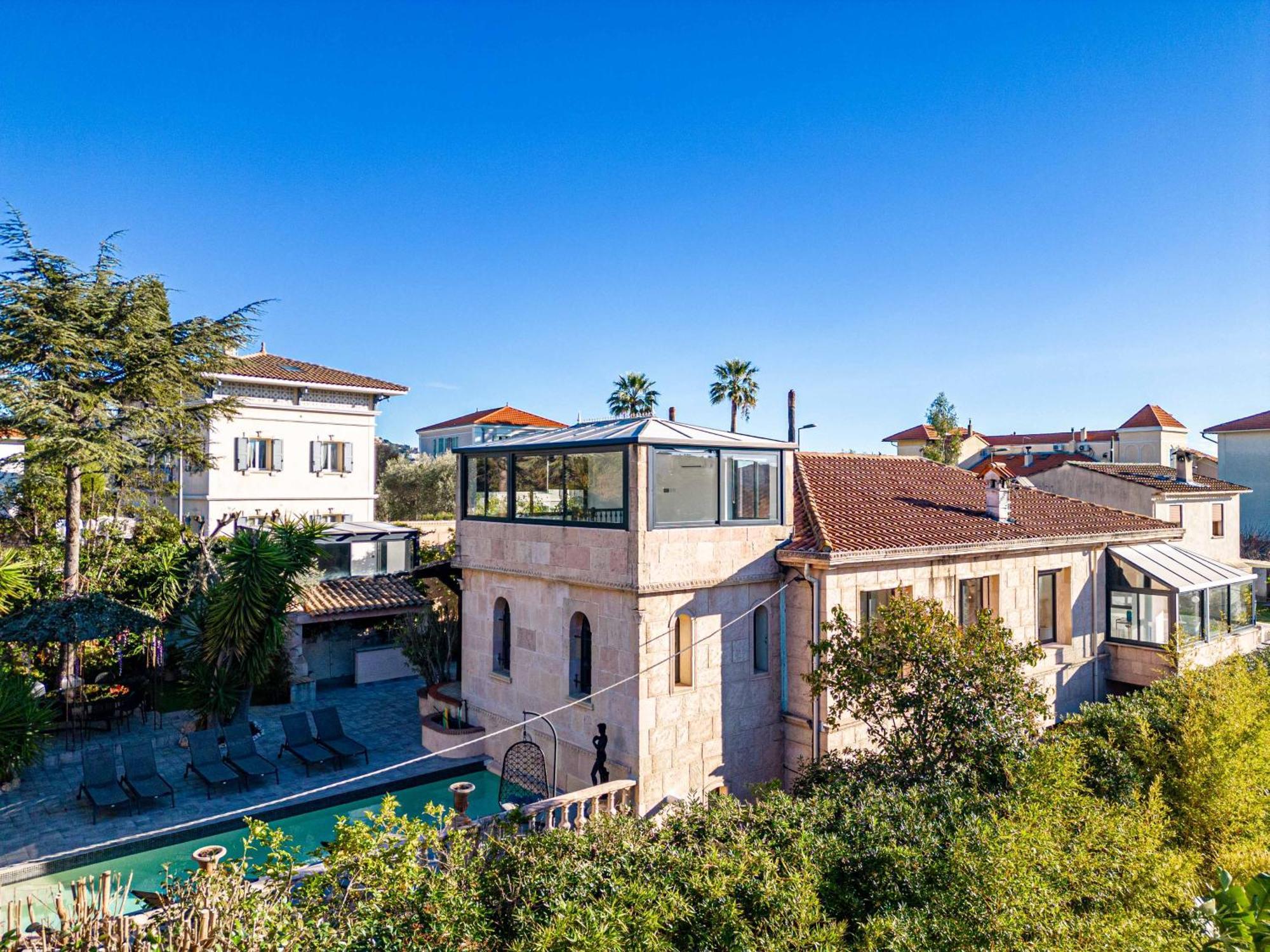 New! De Luxe Centre Villa
